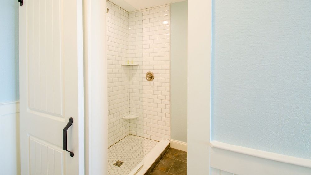 John Yancey Oceanfront Inn Deluxe Room, 1 King Bed, Balcony, Partial Ocean View 6