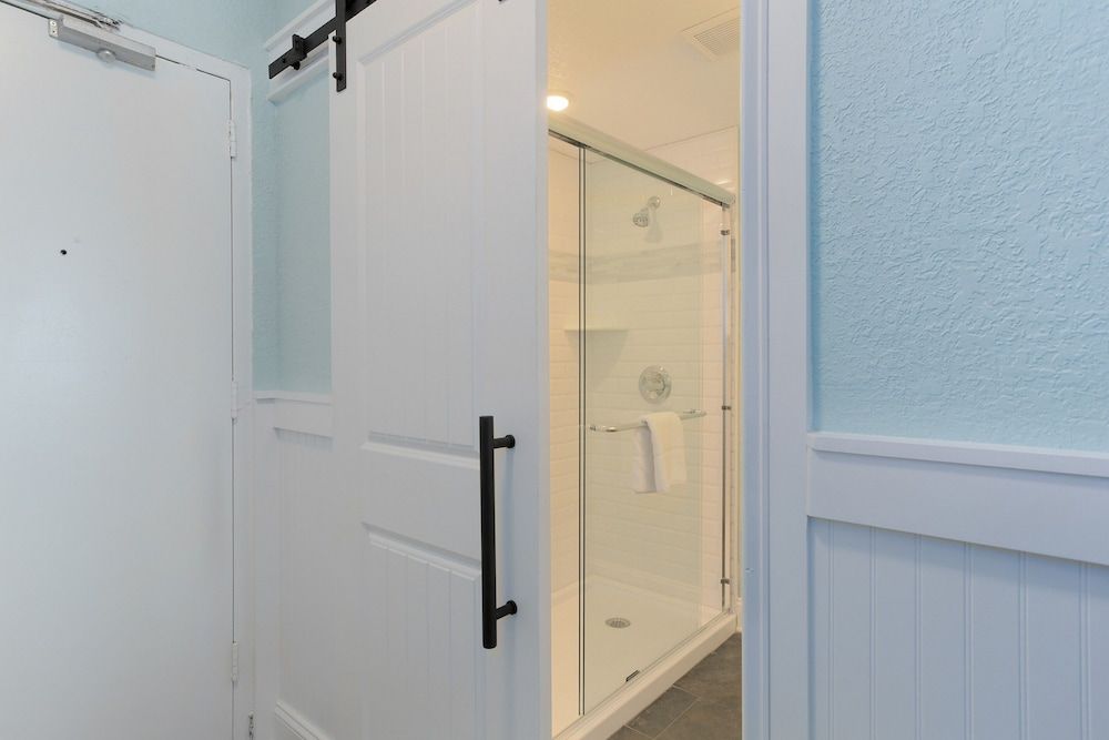 John Yancey Oceanfront Inn Deluxe Room, 1 King Bed, Balcony, Partial Ocean View 10