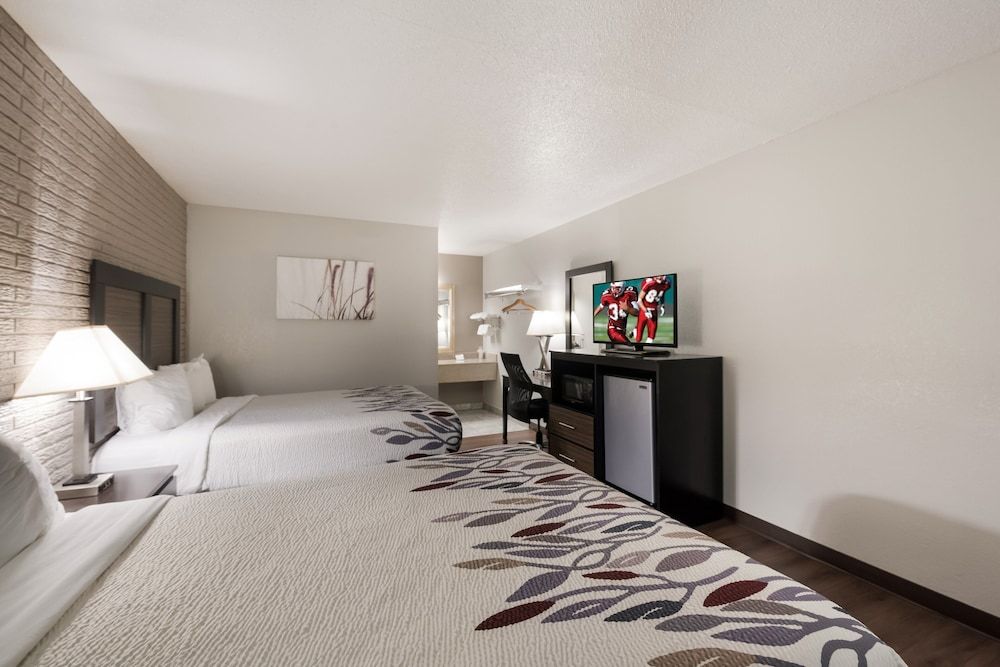 Red Roof Inn Lenoir Deluxe Room, 2 Queen Beds, Accessible, Non Smoking 2