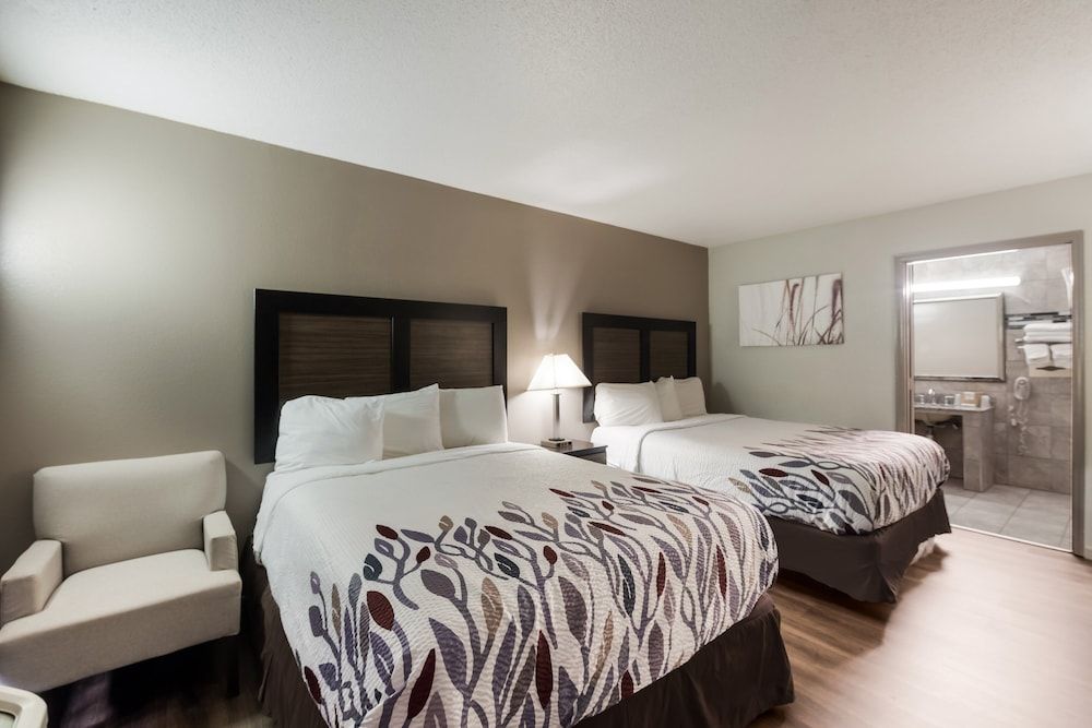 Red Roof Inn Lenoir Deluxe Room, 2 Queen Beds, Accessible, Non Smoking 4