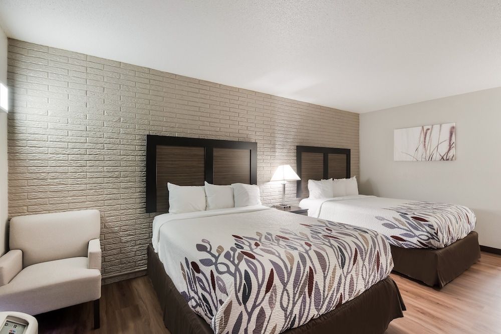 Red Roof Inn Lenoir Deluxe Room, 2 Queen Beds, Accessible, Non Smoking 3