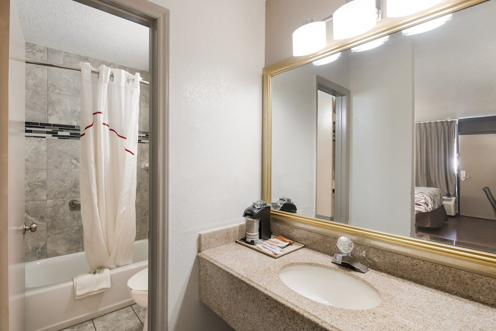 Red Roof Inn Lenoir Deluxe Room, 2 Queen Beds, Accessible, Non Smoking 7