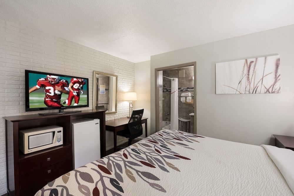 Red Roof Inn Lenoir Deluxe Room, 1 King Bed, Non Smoking 2