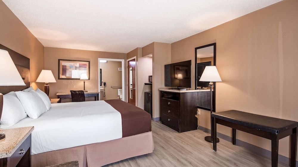 Best Western Lumberton Standard Room, 1 King Bed, Accessible, Non Smoking (with Sofabed) 2