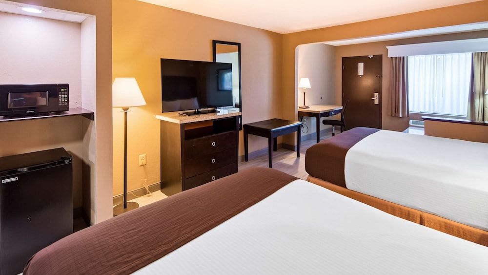 Best Western Lumberton Standard Room, 2 Queen Beds, Non Smoking, Refrigerator & Microwave (Oversized Room) 2