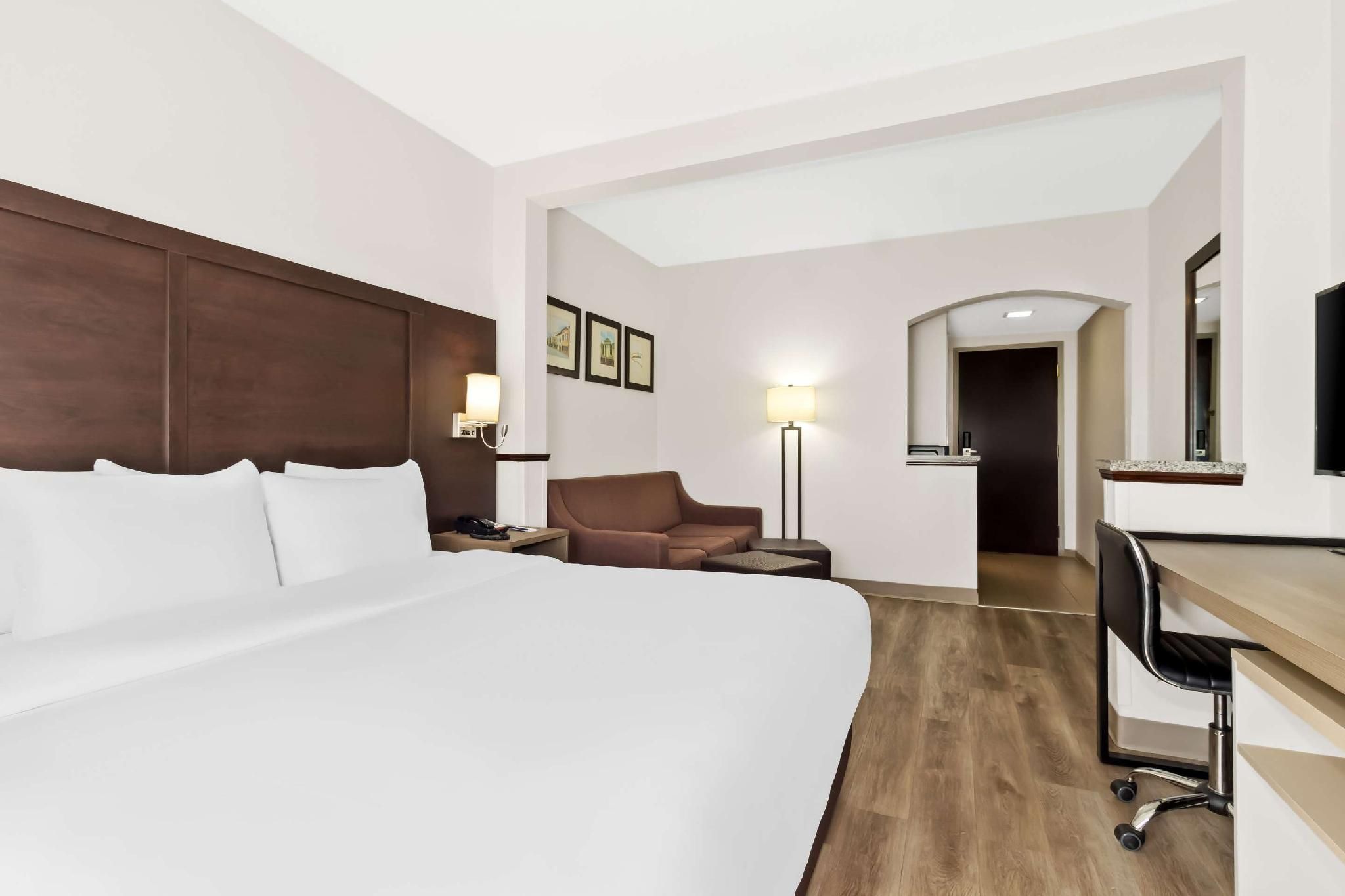 1 King Bed, Suite, Nonsmoking