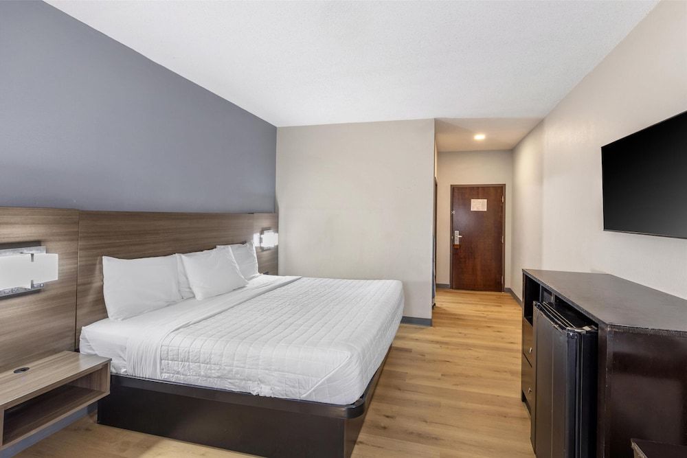 Standard Room, 1 King Bed, Non Smoking, Refrigerator & Microwave