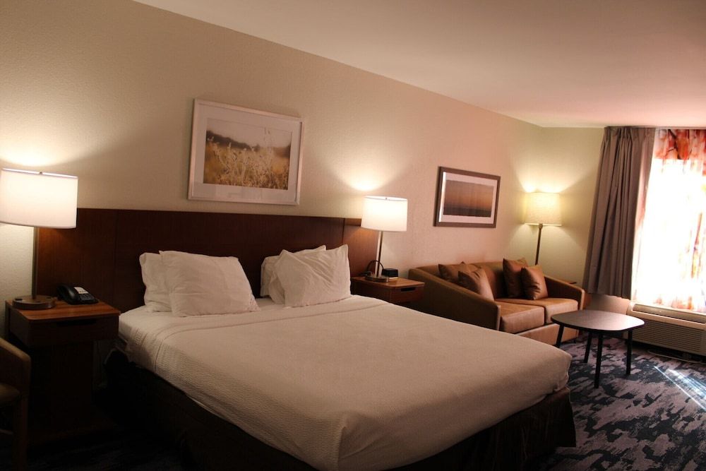 Room, 1 King Bed, Non Smoking (Mobility/Hearing Access, Roll-in Shwr)