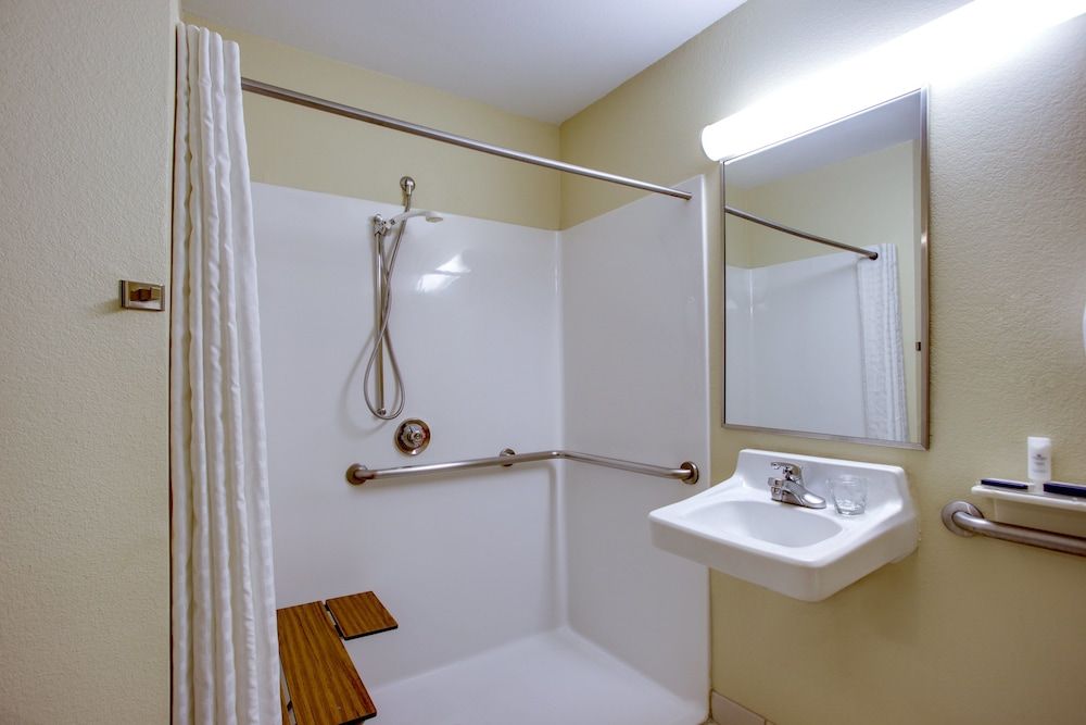 Suite, 1 Bedroom, Roll-in Shower (Communications Accessible)
