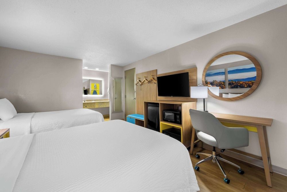 Room, 2 Double Beds, Roll-in Shower, Non Smoking