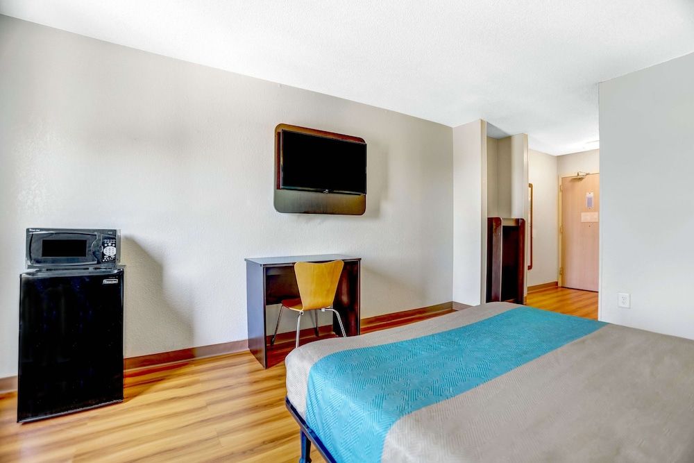 Standard Room, 1 Queen Bed, Accessible, Smoking