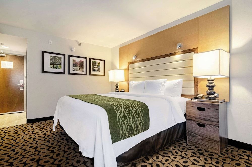 Suite, 1 Queen Bed, Accessible, Non Smoking (Upgrade, Accessible Tub)