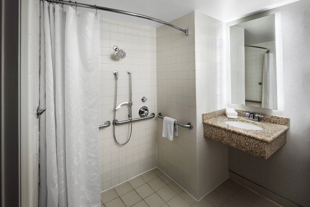 Traditional Room, 2 Queen Beds (Mobility/Hearing Access, Roll-In Shwr)