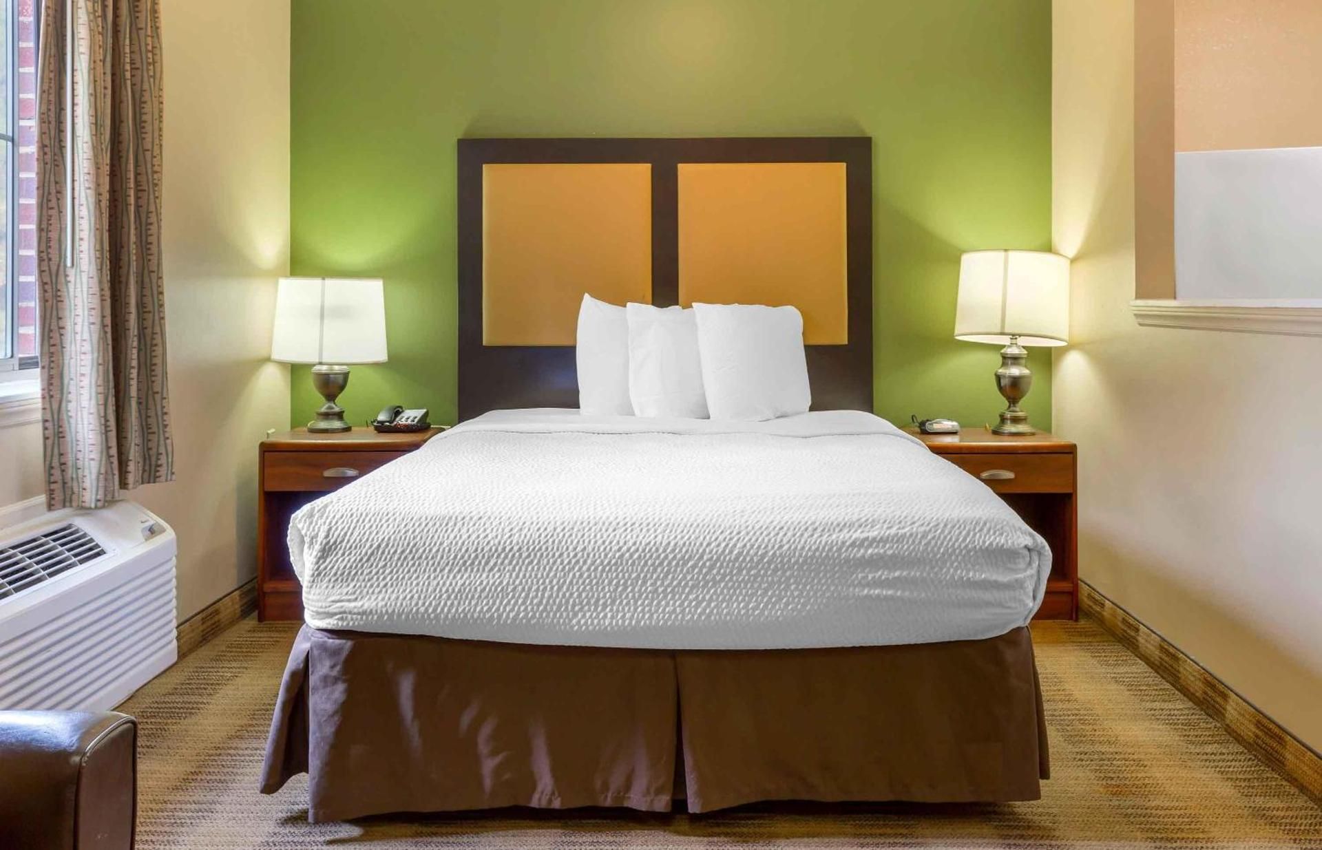 Deluxe Studio with 1 Queen Bed - Non-Smoking