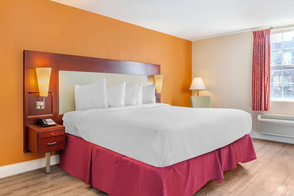 Suite, 1 King Bed, Accessible, Non Smoking (Mobility)