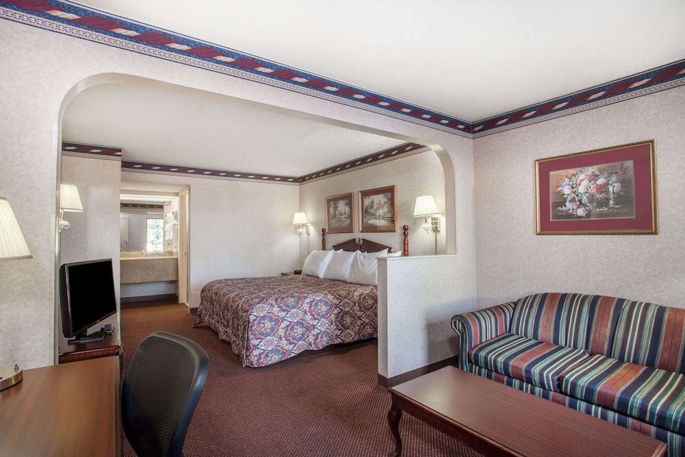 Suite, 1 King Bed, Refrigerator
