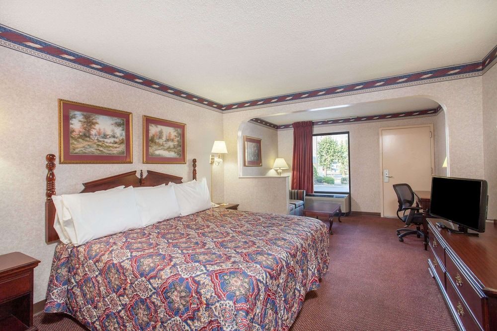 Suite, 1 King Bed, Refrigerator