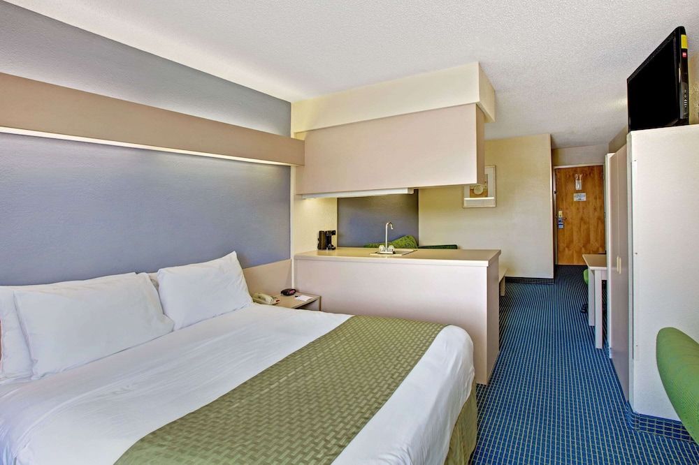 Standard Room, 1 Queen Bed, Accessible