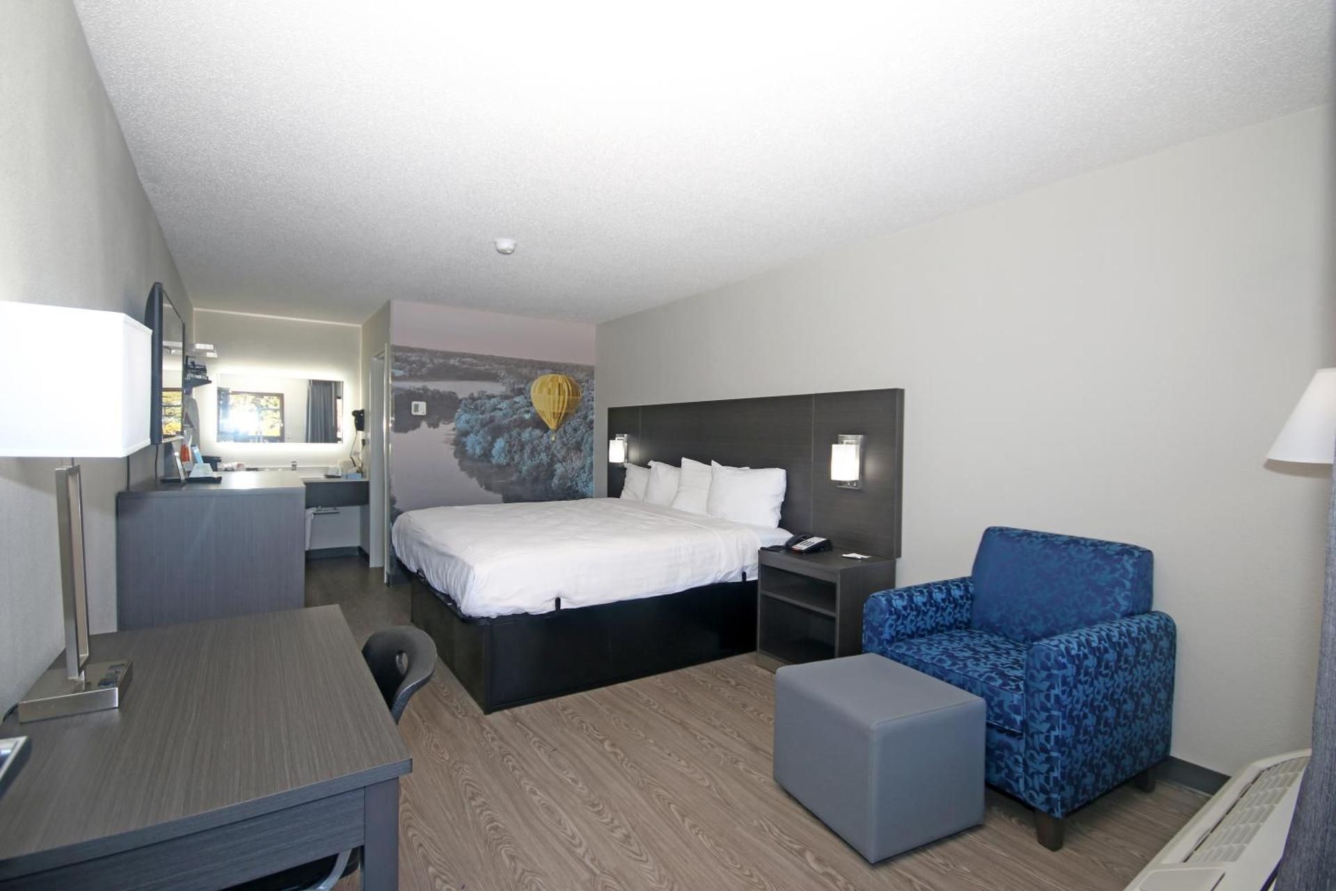 1 King Bed, Suite, Nonsmoking, Accessible