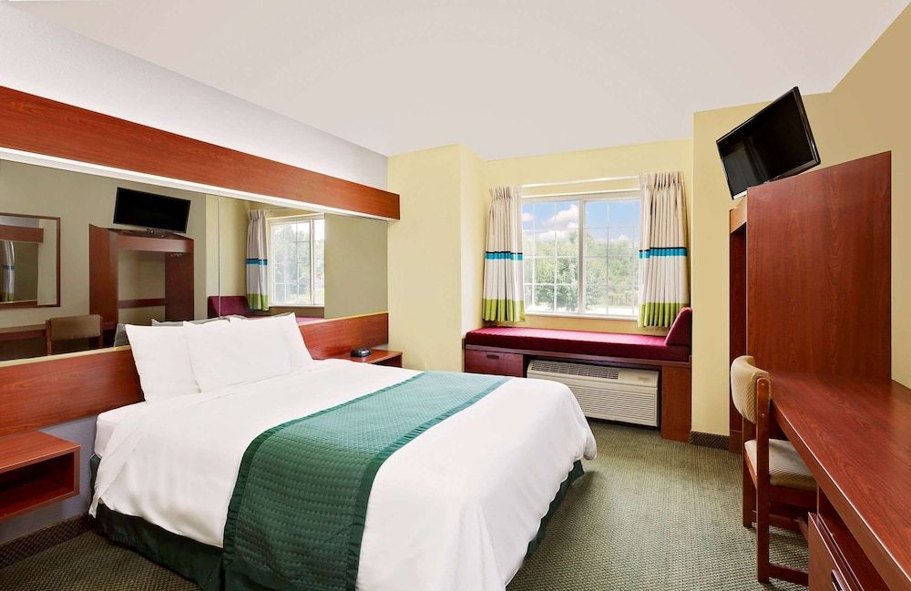 Deluxe Studio Suite, 1 Queen Bed, Non Smoking