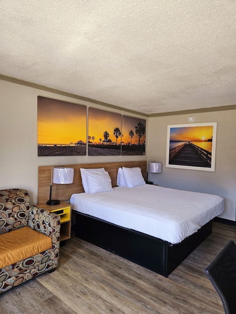 Room, 1 Queen Bed, Refrigerator & Microwave