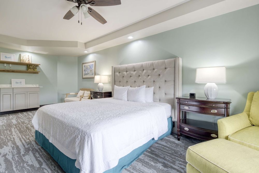 Suite, 1 King Bed with Sofa bed, Non Smoking