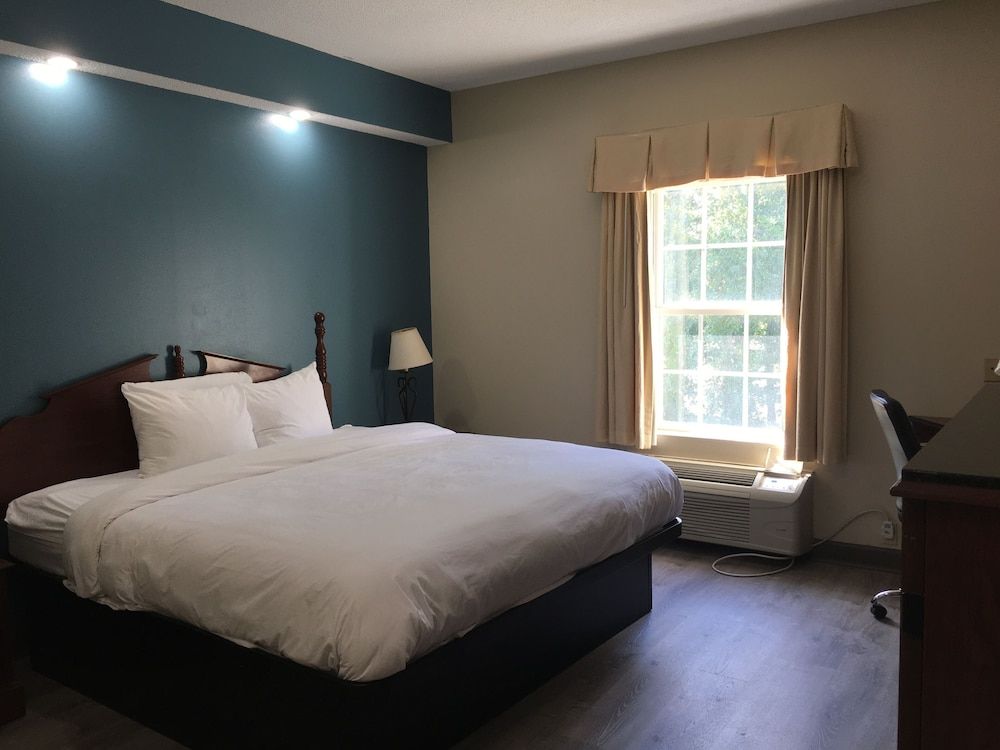 Quality Inn Wilmington Standard Room, 1 King Bed, Non Smoking