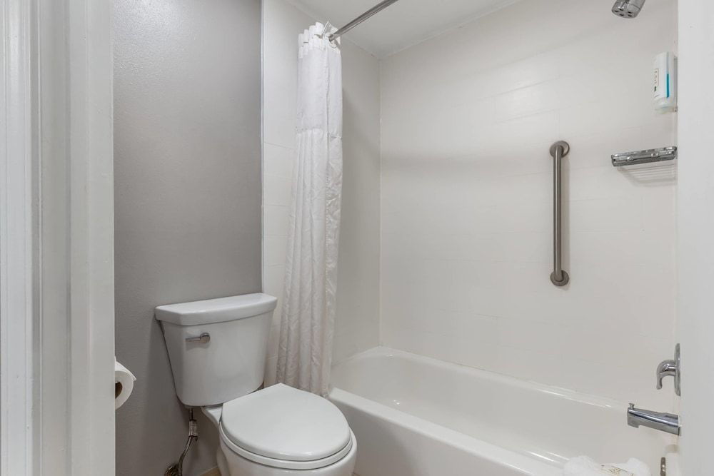 Quality Inn Wilmington Standard Room, 2 Queen Beds, Non Smoking 6
