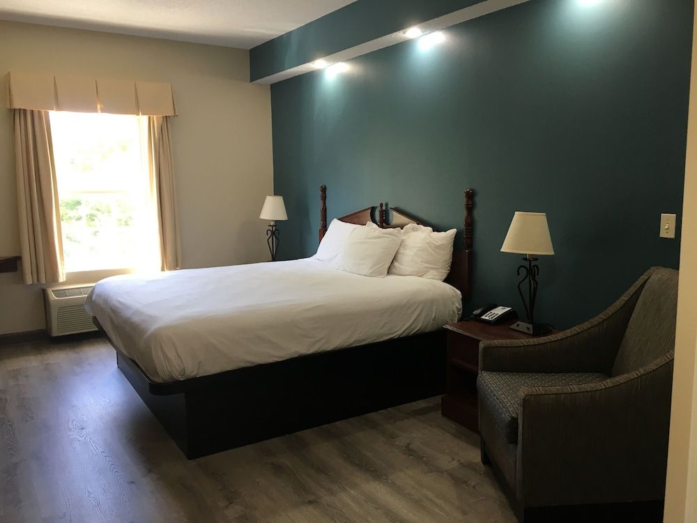 Quality Inn Wilmington Standard Room, 1 King Bed, Non Smoking 2