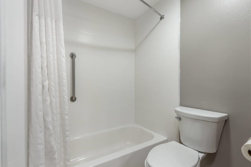 Quality Inn Wilmington Standard Room, 1 King Bed, Non Smoking 6
