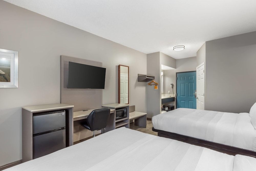 Quality Inn Wilmington Standard Room, 2 Queen Beds, Non Smoking 5