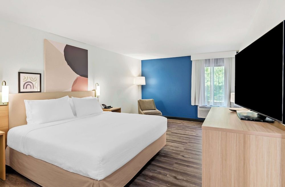 Room, 1 King Bed, Accessible (Mobility & Hearing, Roll-in Shower)