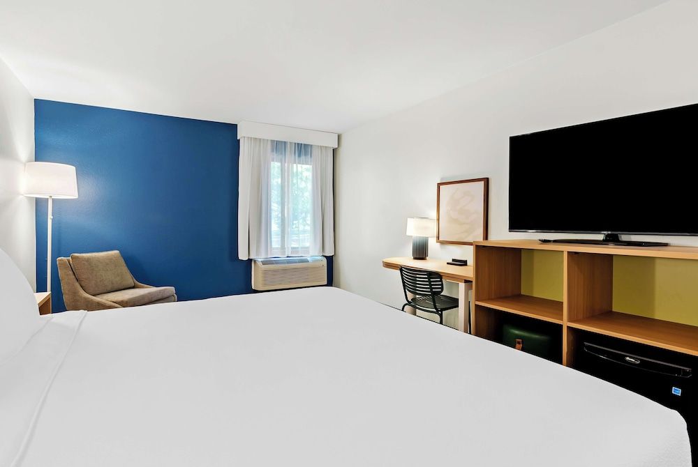 Room, 1 King Bed, Accessible (Mobility & Hearing, Roll-in Shower)