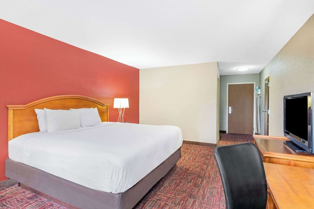 Room, 1 King Bed, Mobility Accessible, Non Smoking (Bathtub W/grab Bars)