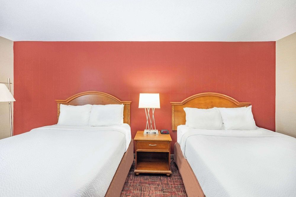 Room, 2 Queen Beds, Non Smoking, Poolside