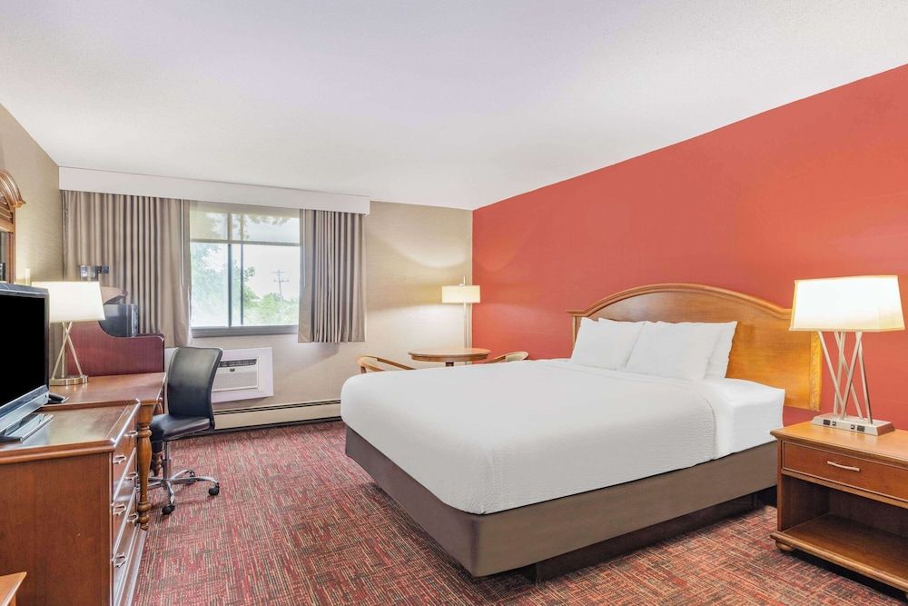 Room, 1 King Bed, Mobility Accessible, Non Smoking (Bathtub W/grab Bars)