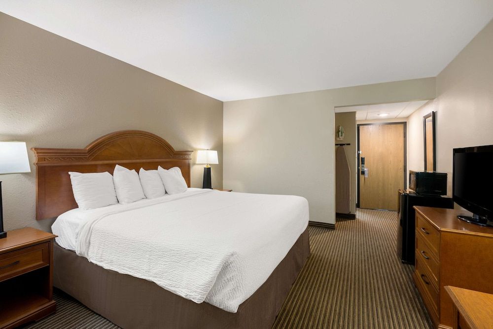 Revel Hotel Minot, SureStay Collection by Best Western Standard Room, 1 King Bed, Accessible, Refrigerator & Microwave 3