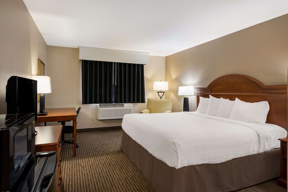 Revel Hotel Minot, SureStay Collection by Best Western Standard Room, 1 King Bed, Accessible, Refrigerator & Microwave 2