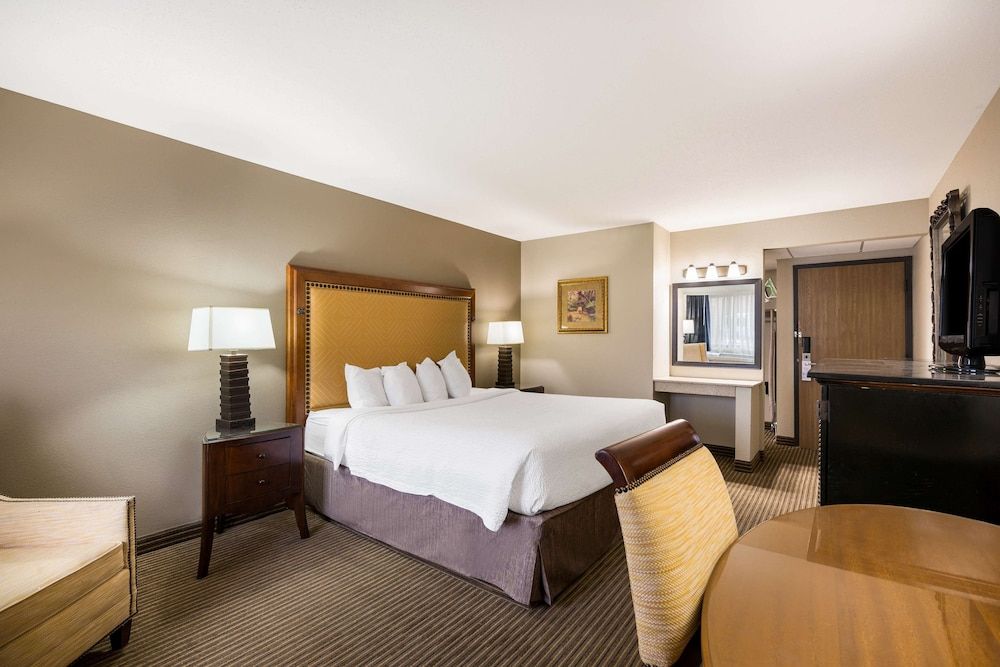 Revel Hotel Minot, SureStay Collection by Best Western Standard Room, 1 King Bed, Non Smoking, Refrigerator & Microwave 4