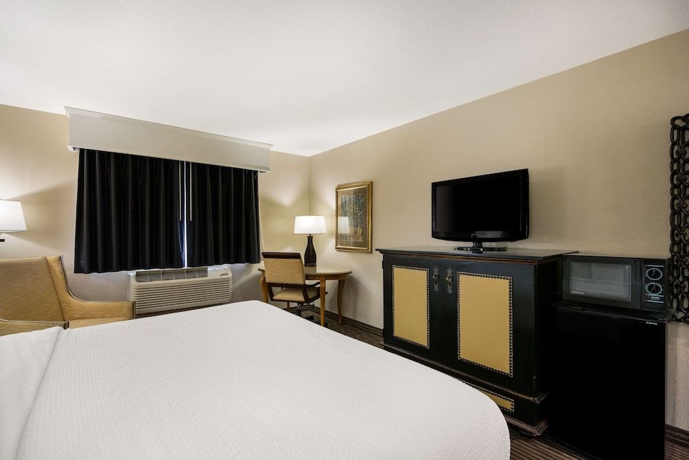 Revel Hotel Minot, SureStay Collection by Best Western Standard Room, 1 King Bed, Non Smoking, Refrigerator & Microwave 2
