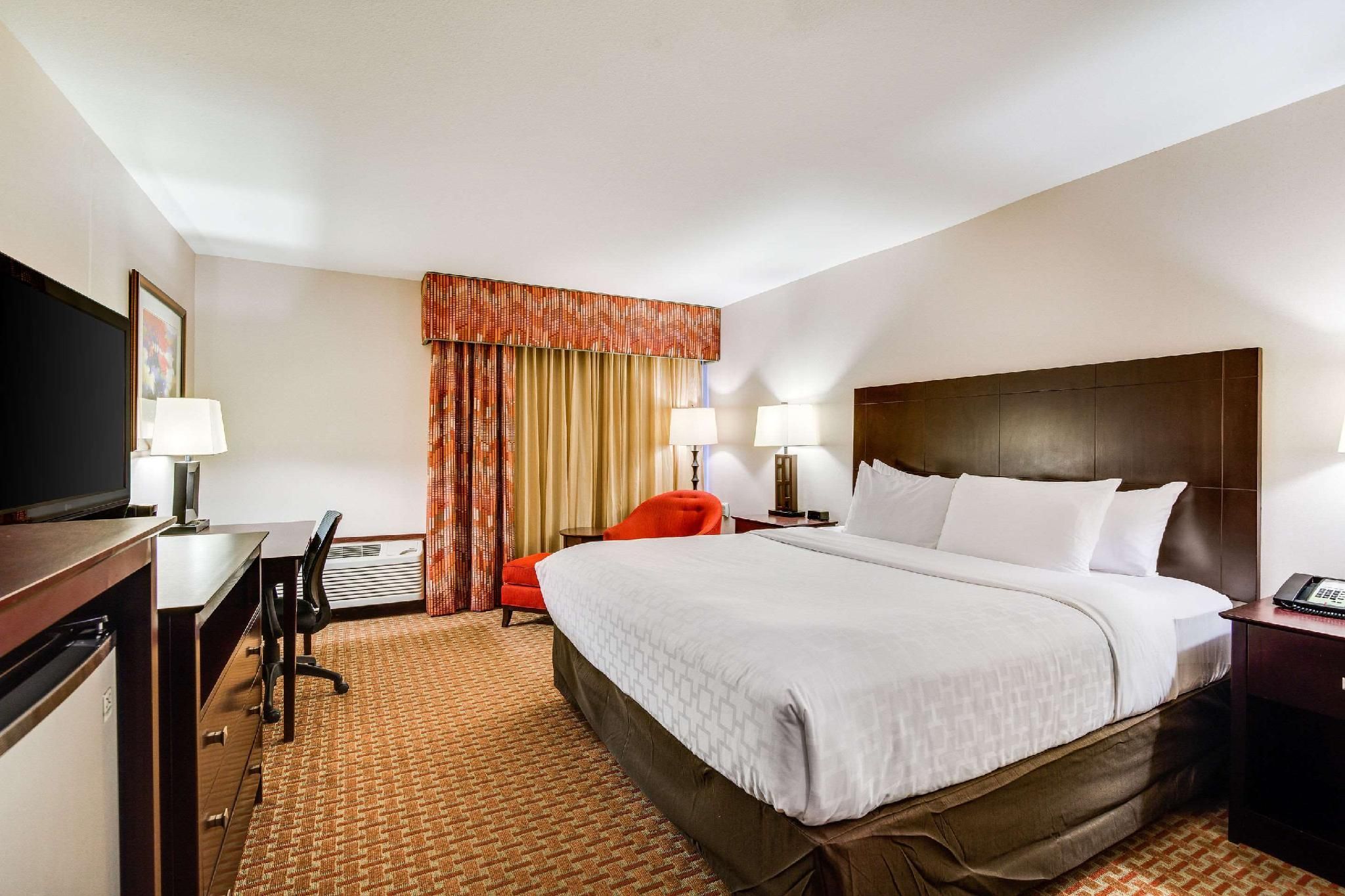 1 King Bed, Nonsmoking, Accessible