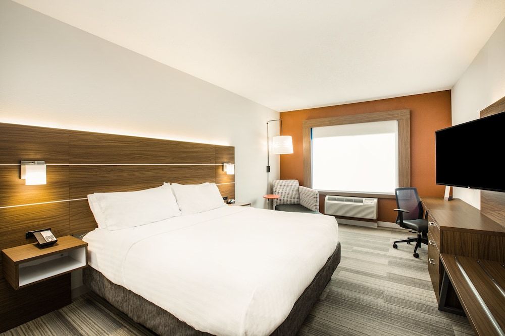 Room, 1 King Bed, Accessible (Communication, Roll-In Shower)