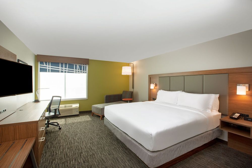 Standard Room, 1 King Bed, Accessible (Communications, Roll-In Shower)
