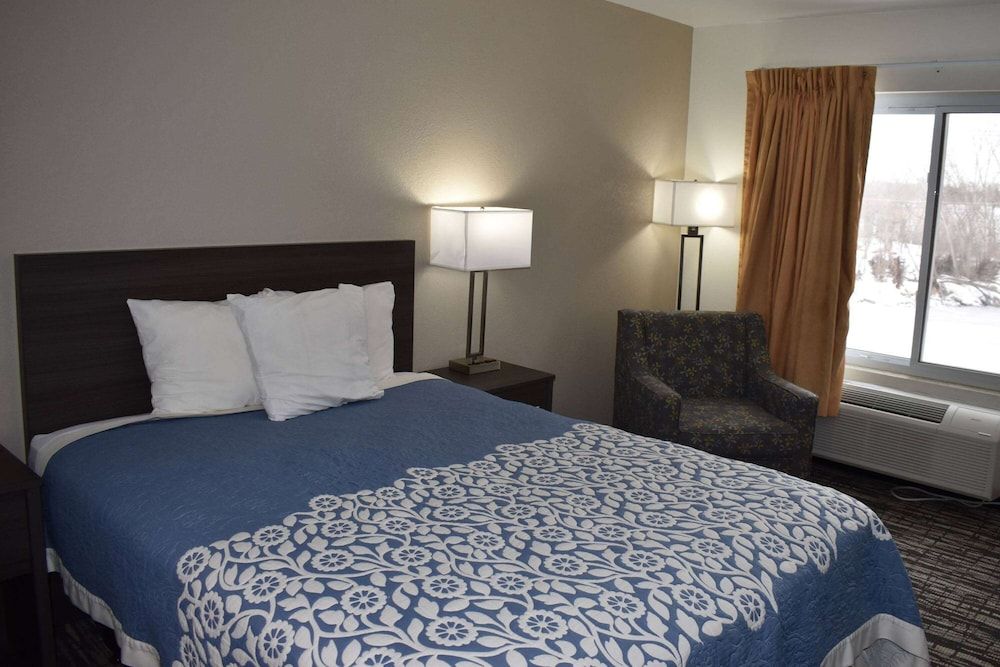 Room, 1 Queen Bed, Accessible, Non Smoking (Mobility, Roll-in Shower)