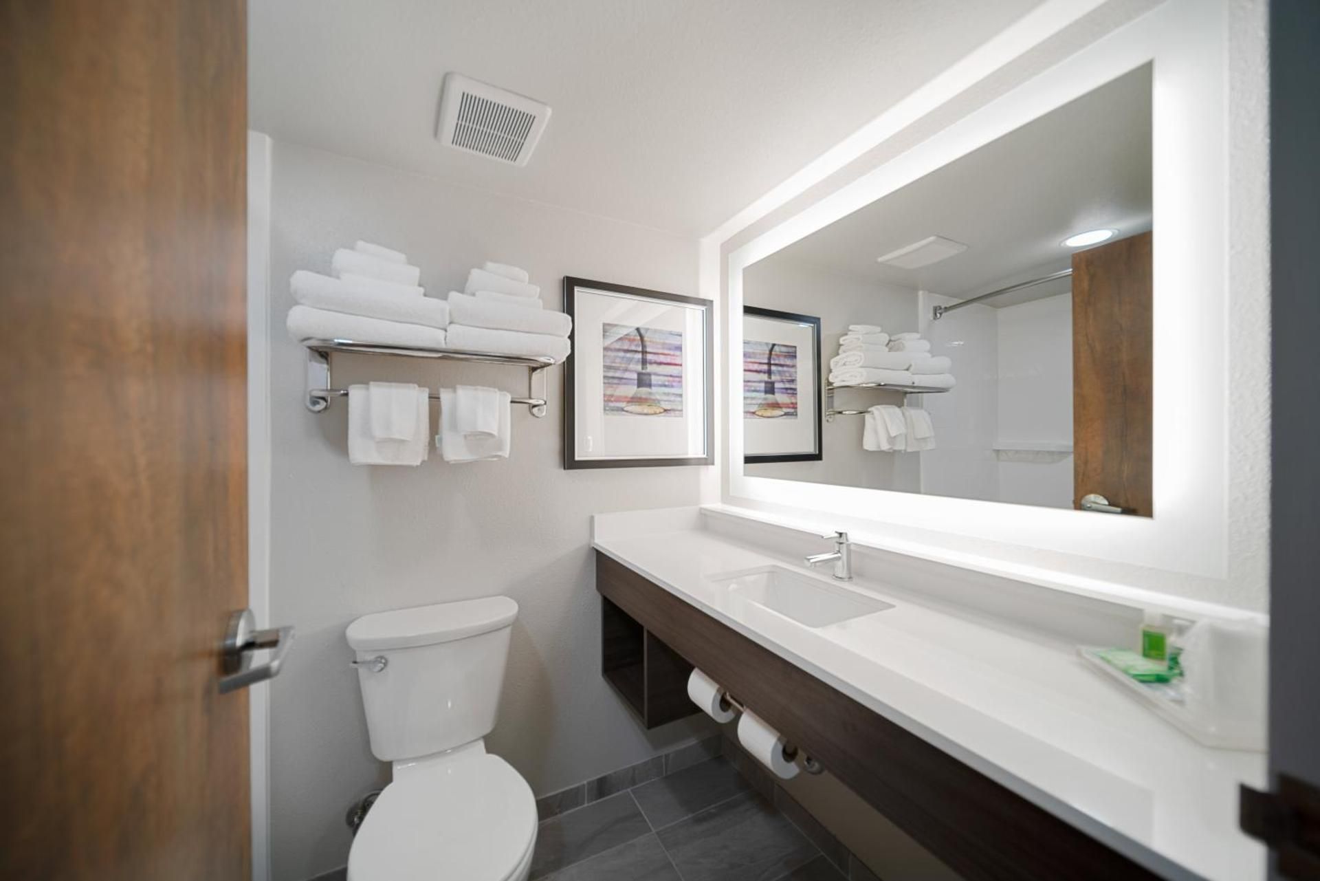 2 Queen Beds Standard Communications Accessible