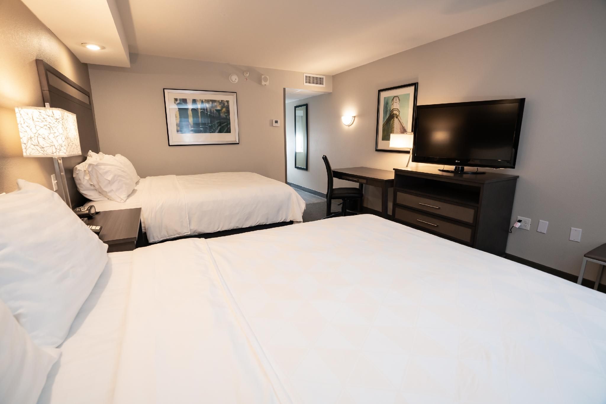 2 Queen Beds Standard Communications Accessible