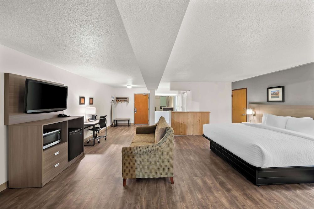 Suite, 1 King Bed with Sofa bed, Non Smoking