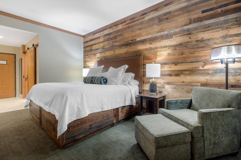 Suite, 1 King Bed, Accessible, Non Smoking