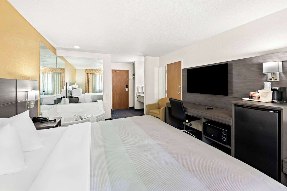 Room, 1 King Bed, Non Smoking, Hot Tub