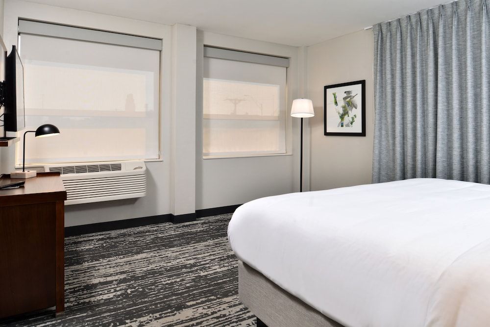 undefined Four Points by Sheraton Omaha Midtown 3